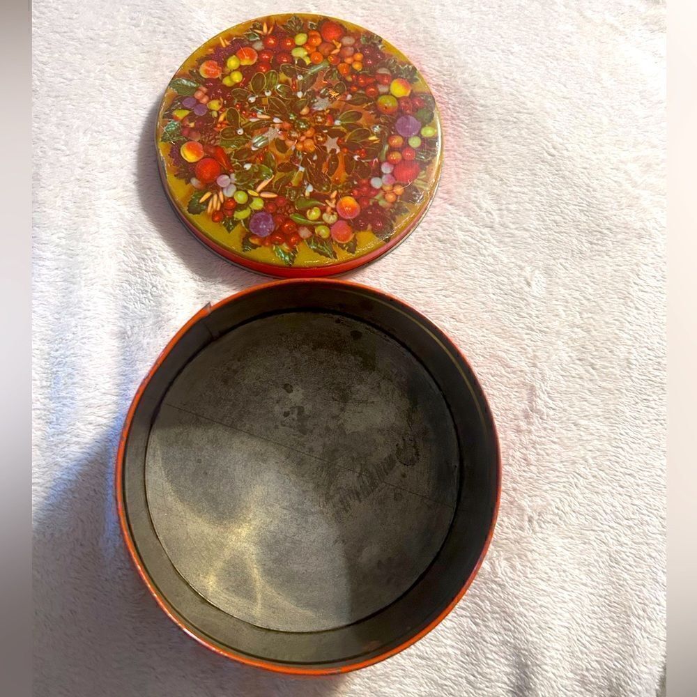 Vintage can with lid